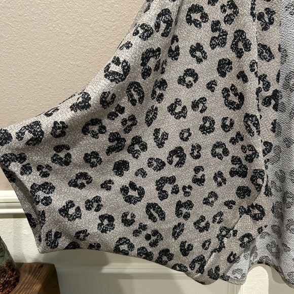 Lightweight Leopard Shrug - Picture 2 of 3